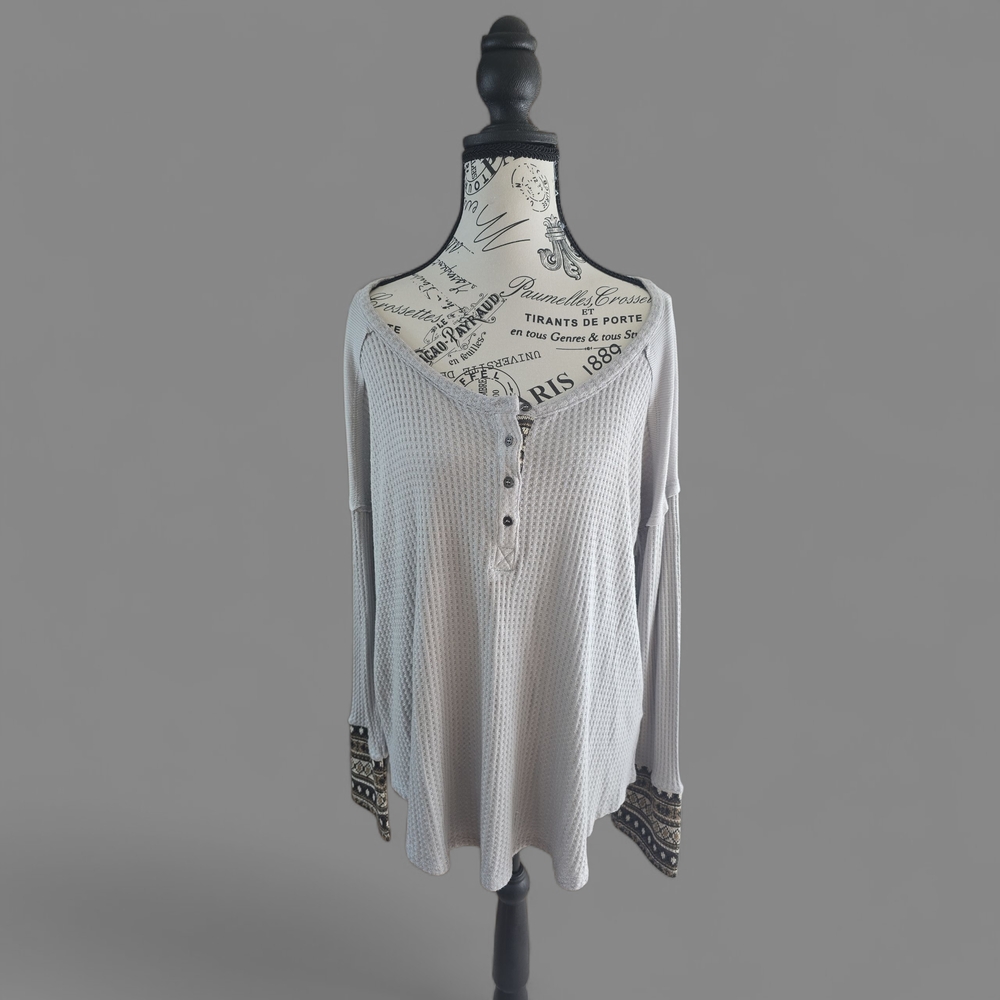Elegant Gray Long Sleeve‎ Top with Patterned Cuffs
